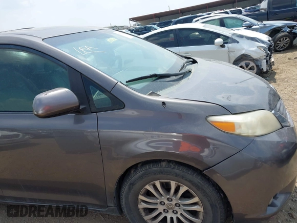 2012 Toyota Sienna XLE AAS z VIN 5TDYK3DC3CS240342, wystawiony jako IAAI lot #42172125 z przebiegiem 244 483 mil mil oraz . Historia ofert i sprzedaży dostępna na DreamBid. Obrazek 20.