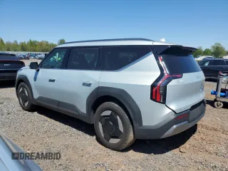 2024 Kia EV9 Wind z VIN KNDAFFS57R6050905, wystawiony jako Copart lot #53863965 z przebiegiem 10 210 mil mil oraz Szkoda całkowita • Salvage title. Historia ofert i sprzedaży dostępna na DreamBid. Obrazek 2.