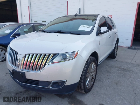 2012 Lincoln MKX with VIN 2LMDJ6JKXCBL09768, listed as a IAAI auction lot 42067444 with 174,319 mi miles. Bid and sale history available at carsss.com. Image 2.