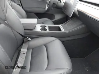 2024 Tesla Model Y с VIN 7SAYGDED5RF093696, выставлен на аукционе IAAI как лот 42061020 с пробегом 21 220 миль миль и . История ставок и продаж доступна на DreamBid. Изображение 5.