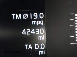 2019 Volvo XC60 Momentum with VIN LYV102RK4KB308332, listed as a IAAI auction lot 42382924 with 42,430 mi miles and . Bid and sale history available at DreamBid. Image 7.