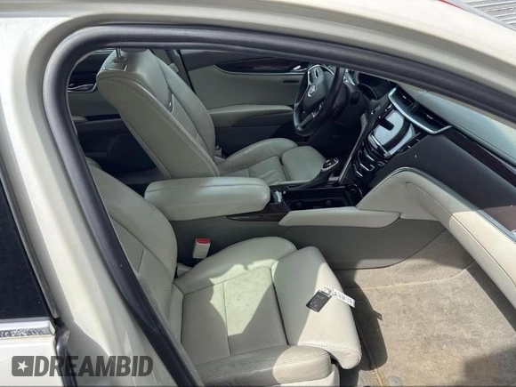 2013 Cadillac XTS Platinum z VIN 2G61V5S33D9173441, wystawiony jako IAAI lot #41902672 z przebiegiem 103 044 mil mil oraz . Historia ofert i sprzedaży dostępna na DreamBid. Obrazek 5.