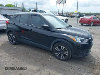 2020 Nissan Kicks SV z VIN 3N1CP5CV3LL517767, wystawiony jako IAAI lot #39293656 z przebiegiem 72 193 mil mil oraz . Historia ofert i sprzedaży dostępna na DreamBid. Obrazek 1.