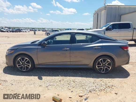 2025 Nissan Sentra SR z VIN 3N1AB8DV5SY305783, wystawiony jako IAAI lot #42480852 z przebiegiem 5 377 mil mil oraz . Historia ofert i sprzedaży dostępna na DreamBid. Obrazek 14.