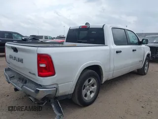 2025 Ram 1500 Big Horn z VIN 1C6SRFFPXSN581512, wystawiony jako IAAI lot #42158063 z przebiegiem 35 469 mil mil oraz . Historia ofert i sprzedaży dostępna na DreamBid. Obrazek 4.