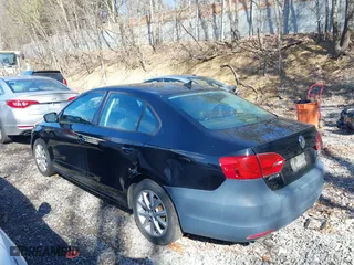 2011 Volkswagen Jetta Sedan SE w/Convenience & Sunroof PZEV with VIN 3VWDZ7AJ6BM040569, listed as a IAAI auction lot 41872654 with 176,846 mi miles. Bid and sale history available at carsss.com. Image 3.