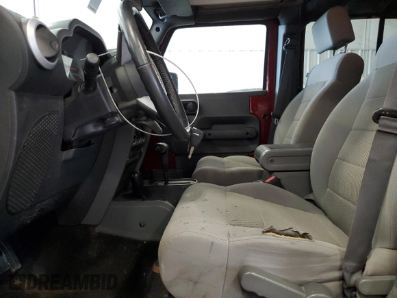 2008 Jeep Wrangler Unlimited Sahara z VIN 1J4GA59198L570409, wystawiony jako Copart lot #58853295 z przebiegiem 84 502 mil mil oraz Nie do naprawy • Non repairable. Historia ofert i sprzedaży dostępna na DreamBid. Obrazek 7.