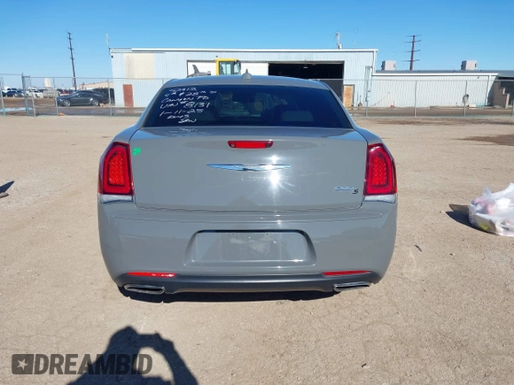 2019 Chrysler 300 S z VIN 2C3CCABG8KH538131, wystawiony jako IAAI lot #41342680 z przebiegiem 85 878 mil mil oraz . Historia ofert i sprzedaży dostępna na DreamBid. Obrazek 16.