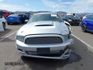 2013 Ford Mustang V6 z VIN 1ZVBP8AM2D5262788, wystawiony jako IAAI lot #41782437 z przebiegiem 54 013 mil mil oraz . Historia ofert i sprzedaży dostępna na DreamBid. Obrazek 13.