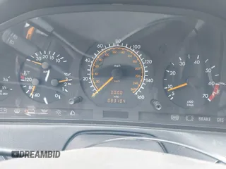 1991 Mercedes-Benz 500 z VIN WDBFA66E9MF020617, wystawiony jako IAAI lot #42355637 z przebiegiem 93 104 mil mil oraz . Historia ofert i sprzedaży dostępna na DreamBid. Obrazek 7.