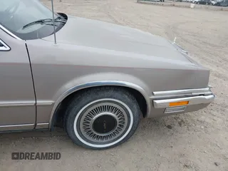 1988 Chrysler New Yorker z VIN 1C3BU6639JD209916, wystawiony jako IAAI lot #41744173 z przebiegiem 143 379 mil mil oraz . Historia ofert i sprzedaży dostępna na DreamBid. Obrazek 6.