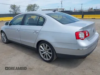 2008 Volkswagen Passat 3.6L V6 z VIN WVWCU73C08P047208, wystawiony jako IAAI lot #42022087 z przebiegiem 241 922 mil mil oraz . Historia ofert i sprzedaży dostępna na DreamBid. Obrazek 3.