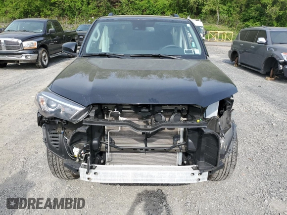 2024 Toyota 4Runner SR5 z VIN JTEMU5JR4R6284870, wystawiony jako Copart lot #56626445 z przebiegiem 20 658 mil mil oraz Szkoda całkowita • Salvage title. Historia ofert i sprzedaży dostępna na DreamBid. Obrazek 5.