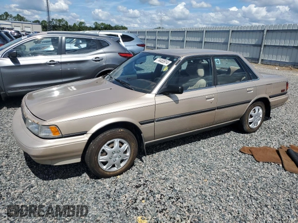 1991 Toyota Camry DLX z VIN 4T1SV21E5MU415356, wystawiony jako Copart lot #74465914 z przebiegiem 74 592 mil mil oraz Szkoda całkowita • Salvage title. Historia ofert i sprzedaży dostępna na DreamBid. Obrazek 1.