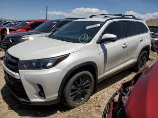 2019 Toyota Highlander SE z VIN 5TDJZRFH9KS573832, wystawiony jako Copart lot #53038915 z przebiegiem 129 826 mil mil oraz Szkoda całkowita • Salvage title. Historia ofert i sprzedaży dostępna na DreamBid. Obrazek 1.