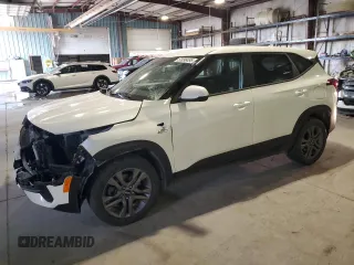 2021 Kia Seltos LX z VIN KNDEPCAA1M7137780, wystawiony jako Copart lot #53098495 z przebiegiem 77 783 mil mil oraz Szkoda całkowita • Salvage title. Historia ofert i sprzedaży dostępna na DreamBid. Obrazek 1.