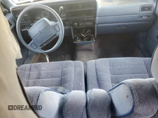 1992 Plymouth Acclaim z VIN 1P3XA46K8NF255561, wystawiony jako Copart lot #74290964 z przebiegiem 126 154 mil mil oraz Szkody całkowita. Historia ofert i sprzedaży dostępna na DreamBid. Obrazek 8.