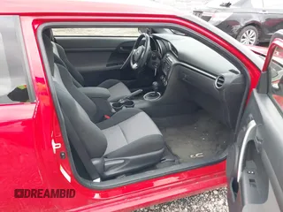 2014 Scion tC z VIN JTKJF5C76E3078810, wystawiony jako IAAI lot #41638613 z przebiegiem 76 648 mil mil oraz . Historia ofert i sprzedaży dostępna na DreamBid. Obrazek 5.