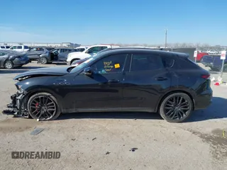 2022 Maserati Levante Modena S z VIN ZN661ZUM0NX400467, wystawiony jako IAAI lot #41294140 z przebiegiem 93 148 mil mil oraz . Historia ofert i sprzedaży dostępna na DreamBid. Obrazek 15.