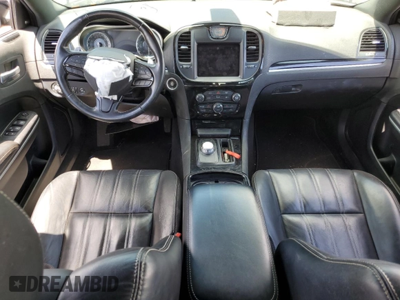 2022 Chrysler 300 S z VIN 2C3CCABG2NH111659, wystawiony jako Copart lot #50275975 z przebiegiem 34 926 mil mil oraz Szkoda całkowita • Salvage title. Historia ofert i sprzedaży dostępna na DreamBid. Obrazek 8.