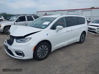 2021 Chrysler Pacifica Hybrid Touring L with VIN 2C4RC1L79MR597058, listed as a IAAI auction lot 40344372 with 80,566 mi miles. Bid and sale history available at carsss.com. Image 17.