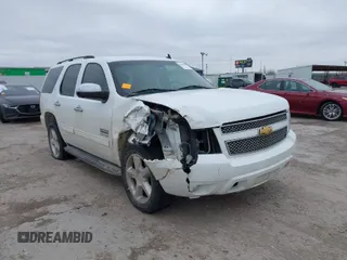 2010 Chevrolet Tahoe LT z VIN 1GNUCBE08AR292255, wystawiony jako IAAI lot #41608044 z przebiegiem 336 866 mil mil oraz . Historia ofert i sprzedaży dostępna na DreamBid. Obrazek 1.