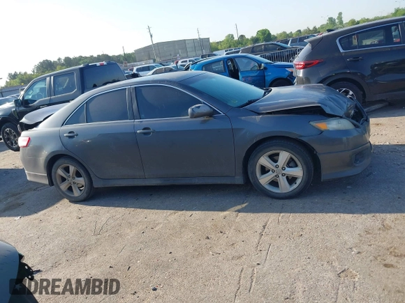 2011 Toyota Camry LE z VIN 4T1BF3EKXBU773360, wystawiony jako IAAI lot #41991860 z przebiegiem 201 251 mil mil oraz . Historia ofert i sprzedaży dostępna na DreamBid. Obrazek 13.