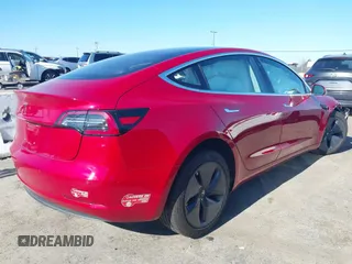 2018 Tesla Model 3 Long Range Battery z VIN 5YJ3E1EA4JF022284, wystawiony jako IAAI lot #41422203 z przebiegiem 71 521 mil mil oraz . Historia ofert i sprzedaży dostępna na DreamBid. Obrazek 4.
