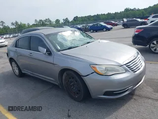 2014 Chrysler 200 LX z VIN 1C3CCBAGXEN150014, wystawiony jako IAAI lot #42259954 z przebiegiem 273 925 mil mil oraz . Historia ofert i sprzedaży dostępna na DreamBid. Obrazek 1.