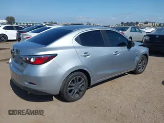 2017 Toyota Yaris z VIN 3MYDLBYVXHY189084, wystawiony jako IAAI lot #42194193 z przebiegiem 90 320 mil mil oraz . Historia ofert i sprzedaży dostępna na DreamBid. Obrazek 4.