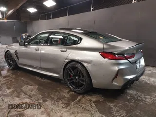 2022 BMW M8 Competition z VIN WBSGV0C04NCH71560, wystawiony jako IAAI lot #41542278 z przebiegiem 28 117 mil mil oraz . Historia ofert i sprzedaży dostępna na DreamBid. Obrazek 3.