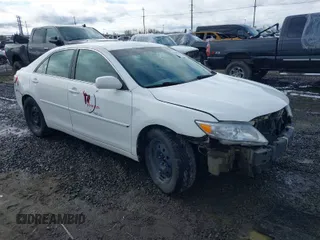 2011 Toyota Camry LE z VIN 4T1BF3EK8BU728563, wystawiony jako IAAI lot #41783543 z przebiegiem 294 062 mil mil oraz . Historia ofert i sprzedaży dostępna na DreamBid. Obrazek 1.