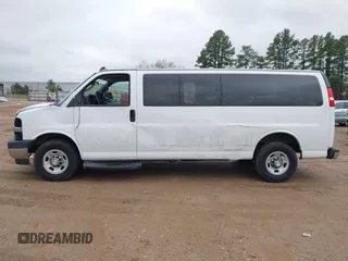 2020 Chevrolet Express Passenger LT z VIN 1GAZGPFG4L1121251, wystawiony jako IAAI lot #41306415 z przebiegiem 77 060 mil mil oraz . Historia ofert i sprzedaży dostępna na DreamBid. Obrazek 15.