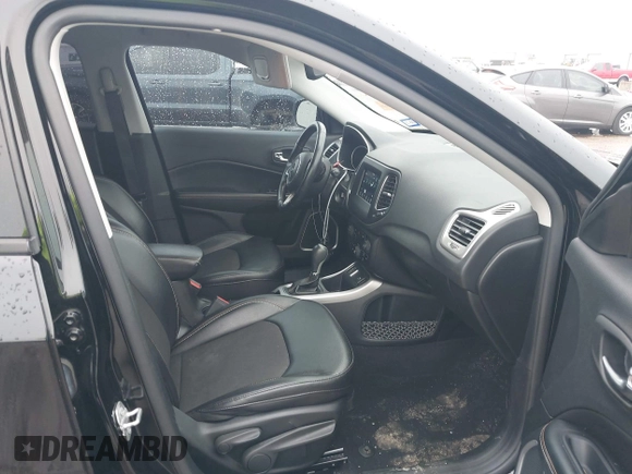 2020 Jeep Compass Latitude z VIN 3C4NJCBB2LT162156, wystawiony jako IAAI lot #41954922 z przebiegiem 41 426 mil mil oraz . Historia ofert i sprzedaży dostępna na DreamBid. Obrazek 5.