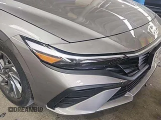 2024 Hyundai Elantra SEL z VIN KMHLM4DG8RU636246, wystawiony jako IAAI lot #42808858 z przebiegiem 37 872 mil mil oraz . Historia ofert i sprzedaży dostępna na DreamBid. Obrazek 4.