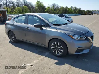 2020 Nissan Versa S z VIN 3N1CN8DV7LL877999, wystawiony jako Copart lot #59508335 z przebiegiem 69 043 mil mil oraz Czysty tytuł • Clean title. Historia ofert i sprzedaży dostępna na DreamBid. Obrazek 4.