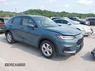 2025 Honda HR-V LX z VIN 3CZRZ2H32SM706422, wystawiony jako IAAI lot #42377925 z przebiegiem 1 064 mil mil oraz . Historia ofert i sprzedaży dostępna na DreamBid. Obrazek 1.