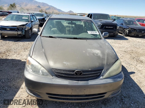 2003 Toyota Camry LE z VIN 4T1BF32K93U566965, wystawiony jako Copart lot #71979144 z przebiegiem 267 228 mil mil oraz Szkoda całkowita • Salvage title. Historia ofert i sprzedaży dostępna na DreamBid. Obrazek 5.