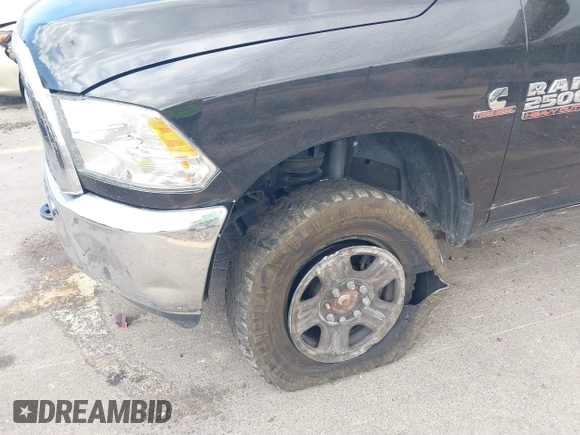 2018 Ram 2500 Tradesman z VIN 3C6UR5CL5JG359438, wystawiony jako IAAI lot #39767267 z przebiegiem 148 103 mil mil oraz . Historia ofert i sprzedaży dostępna na DreamBid. Obrazek 6.