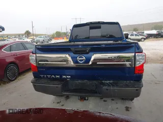 2016 Nissan Titan Platinum Reserve z VIN 1N6BA1F20GN509360, wystawiony jako IAAI lot #41921670 z przebiegiem 164 784 mil mil oraz . Historia ofert i sprzedaży dostępna na DreamBid. Obrazek 17.