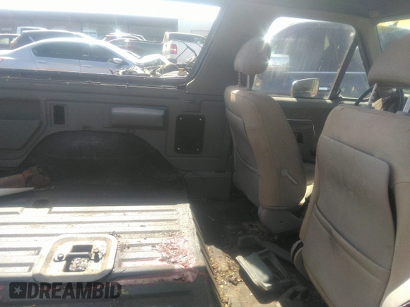 1990 Ford Bronco XL z VIN 1FMEU15N7LLA25223, wystawiony jako IAAI lot #41858217 z przebiegiem 196 000 mil mil oraz . Historia ofert i sprzedaży dostępna na DreamBid. Obrazek 8.
