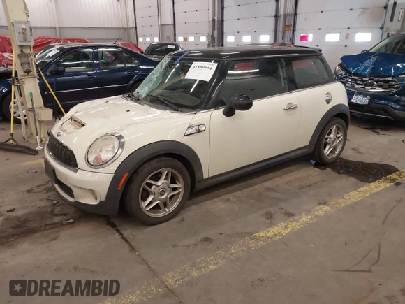 2009 MINI Hardtop S with VIN WMWMF73509TW85898, listed as a IAAI auction lot 41559954 with 97,186 mi miles and . Bid and sale history available at DreamBid. Image 17.