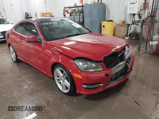 2013 Mercedes-Benz C 250 z VIN WDDGJ4HB4DG043607, wystawiony jako IAAI lot #41598783 z przebiegiem 96 031 mil mil oraz . Historia ofert i sprzedaży dostępna na DreamBid. Obrazek 1.