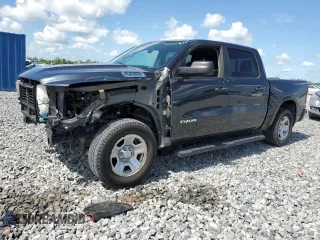 2021 Ram 1500 Tradesman z VIN 1C6RRFGG3MN704826, wystawiony jako Copart lot #62159255 z przebiegiem 109 671 mil mil oraz Szkoda całkowita • Salvage title. Historia ofert i sprzedaży dostępna na DreamBid. Obrazek 1.