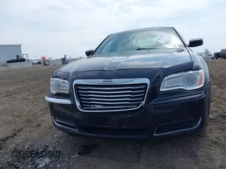 2014 Chrysler 300 z VIN 2C3CCAAG5EH160193, wystawiony jako IAAI lot #42010377 z przebiegiem 166 380 mil mil oraz . Historia ofert i sprzedaży dostępna na DreamBid. Obrazek 13.