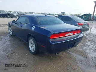 2013 Dodge Challenger SXT z VIN 2C3CDYAG9DH578888, wystawiony jako IAAI lot #42289139 z przebiegiem 121 649 mil mil oraz . Historia ofert i sprzedaży dostępna na DreamBid. Obrazek 3.