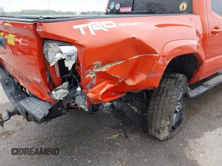 2017 Toyota Tacoma SR5 z VIN 5TFAZ5CN3HX050456, wystawiony jako IAAI lot #41919025 z przebiegiem 131 562 mil mil oraz . Historia ofert i sprzedaży dostępna na DreamBid. Obrazek 6.
