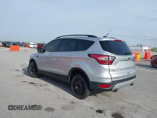 2018 Ford Escape SE z VIN 1FMCU9GD6JUC91365, wystawiony jako IAAI lot #39152113 z przebiegiem 129 283 mil mil oraz . Historia ofert i sprzedaży dostępna na DreamBid. Obrazek 3.