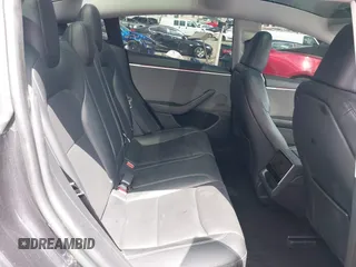 2024 Tesla Model 3 z VIN 5YJ3E1EA0RF782725, wystawiony jako IAAI lot #42248130 z przebiegiem 40 776 mil mil oraz . Historia ofert i sprzedaży dostępna na DreamBid. Obrazek 8.
