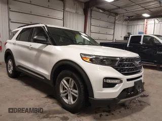 2022 Ford Explorer XLT z VIN 1FMSK8DH4NGB05636, wystawiony jako IAAI lot #42211545 z przebiegiem 55 366 mil mil oraz . Historia ofert i sprzedaży dostępna na DreamBid. Obrazek 1.